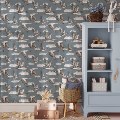 Quarto infantil com papel de parede de aves, móvel azul claro, brinquedos e cesta de vime.