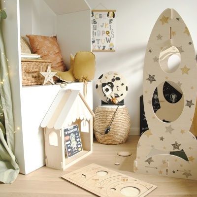 Brinquedos e decoração infantil em madeira e tecido em ambiente claro e acolhedor