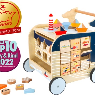 Andarilho de madeira colorido com blocos de formas variadas e selo de prémio