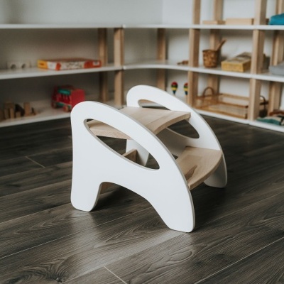 Escada infantil branca com degraus de madeira clara sobre chão de madeira escura