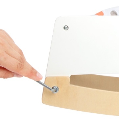 Mão a usar chave de fendas em móvel branco com parte inferior castanha clara