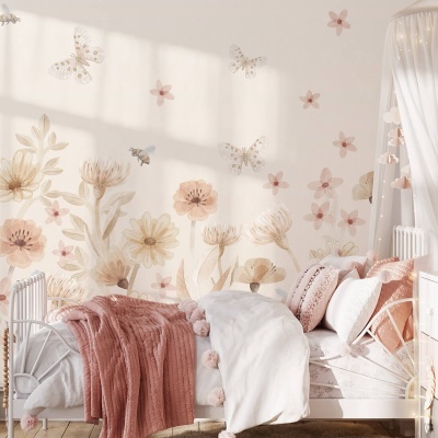 Quarto decorado com cama branca, roupa de cama rosa e branca, manta rosa, papel de parede floral com borboletas