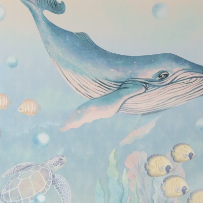 Papel de parede com desenho de baleia azul, tartaruga marinha e peixes tropicais em fundo azul claro