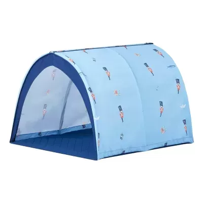 Tenda infantil azul clara com padrão de guardas reais e edifícios coloridos