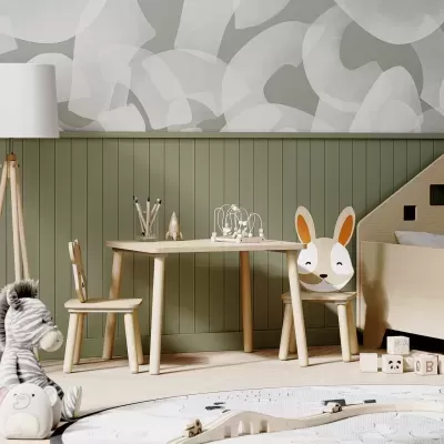 Mobiliário infantil em madeira clara com mesa, cadeiras animais, brinquedos, candeeiro e tapete redondo