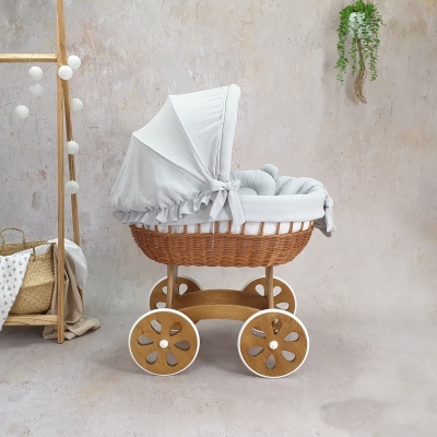 Carrinho de bebé em verga natural com tecido branco
