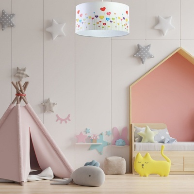 Quarto infantil decorado com tenda rosa, candeeiro de teto colorido e cama com almofadas e decoração temática.