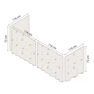 Painel de tecido branco com padrão de figuras coloridas e borda ondulada