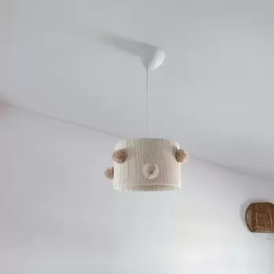 candeeiro de teto branco com flores bejes e parede branca com cesta de vime