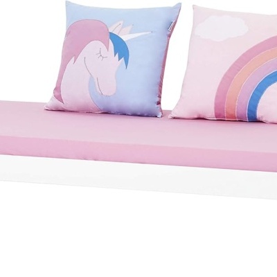 Cama infantil com colchão rosa e almofadas decorativas de unicórnio e arco-íris