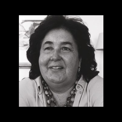 Retrato preto e branco de uma mulher com colar e camisa clara