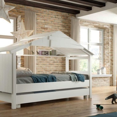 Cama infantil branca em madeira com estrutura de telhado num quarto decorado