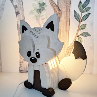 Candeeiro infantil em madeira em forma de raposa com luz acesa