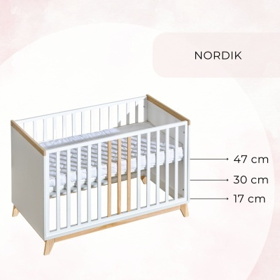 Berço de bebé branco com detalhes em madeira natural e colchão branco