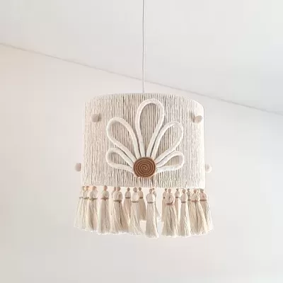Candeeiro pendente em tecido natural creme com padrão floral e franjas