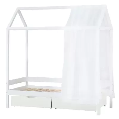 Cama infantil branca com estrutura em forma de casa e cortina translúcida