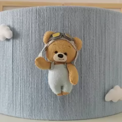 Abajur infantil azul claro com urso de pelúcia e nuvens brancas