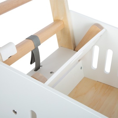 Carrinho de madeira branco com detalhes naturais e cintos cinza