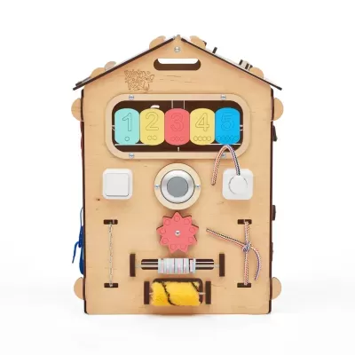 Brinquedo educativo de madeira em forma de casa com elementos coloridos e interativos