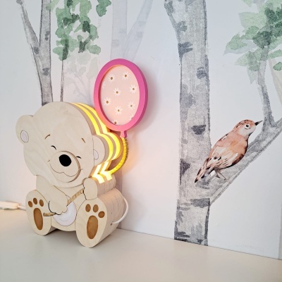 Luminária infantil urso madeira com balão rosa iluminado e papel de parede com árvores e pássaro