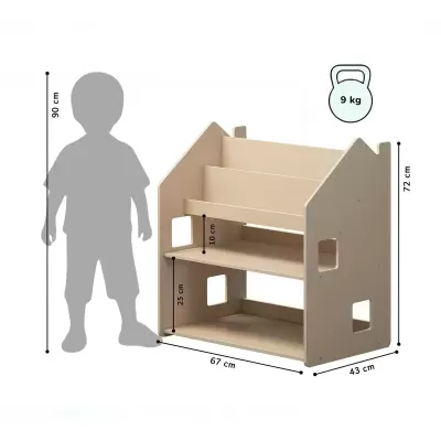 Estante de madeira clara em formato de casa com três prateleiras ao lado de silhueta de criança para comparação de tamanho