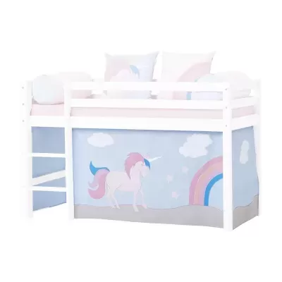 Cama infantil branca com tenda azul decorada com unicórnio, nuvens e arco-íris