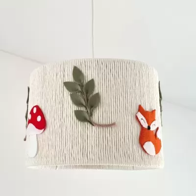 Candeeiro suspenso com cúpula branca e apliques de raposa, cogumelo e folhas em feltro