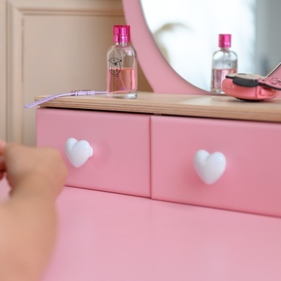 Cômoda rosa com gavetas corações brancos e espelho redondo