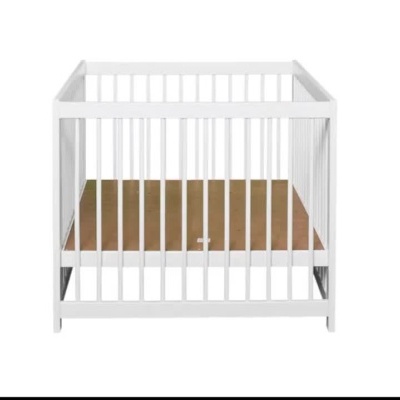 Berço branco de madeira visto de vários ângulos