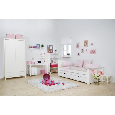 Quarto infantil com móveis brancos, decoração rosa e tapete cinza claro