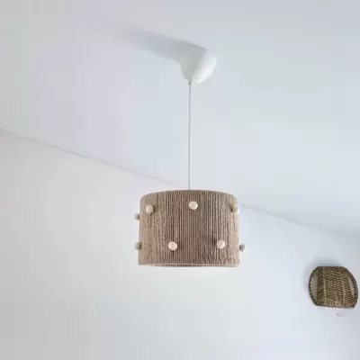 Candeeiro de tecto em juta com pompons brancos pendurado