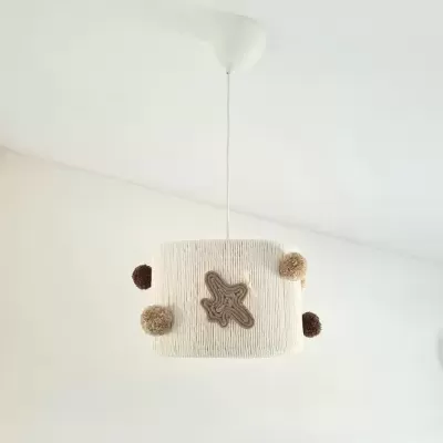 Candeeiro de teto com cúpula cilíndrica e decoração em pompons castanhos