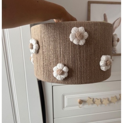 Abajur com cúpula castanha com flores brancas decorativas em relevo