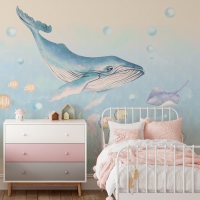 Quarto infantil com cómoda tricolor, cama branca, roupa rosa e pintura de baleia azul na parede