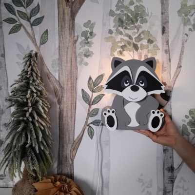 Lâmpada decorativa de guaxinim em parede com papel de parede de árvores e decoração natural