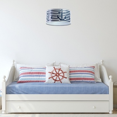 Cama de solteiro branca com almofadas coloridas e candeeiro à risca