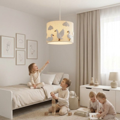 Lustre redondo bege com patos e nuvens, quarto infantil com mobiliário branco e crianças a brincar