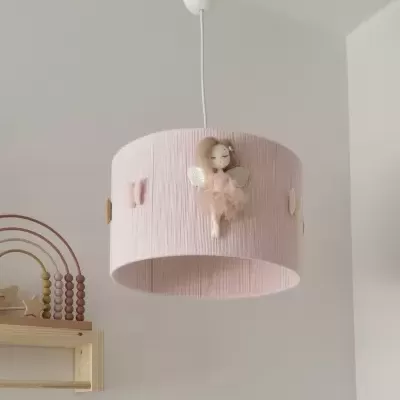 Candeeiro rosa claro com decoração bailarina pendurado no teto