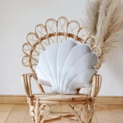 cadeira em vime com almofada cinzenta em forma de concha