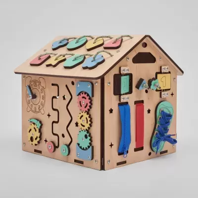 Casa de madeira com números, engrenagens, relógio e atividades para crianças.