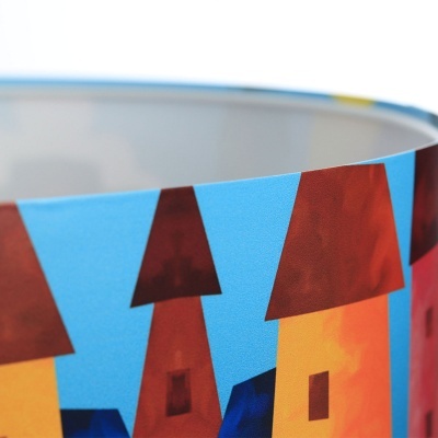 Candeeiro com padrão de casas estilizadas coloridas em azul, vermelho e amarelo