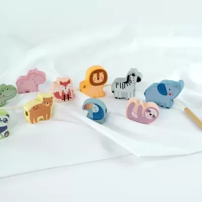 Cordão de contas de madeira com formas de animais coloridos