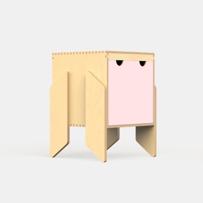 Mesa ou banco de madeira clara com painel rosa e recortes pretos