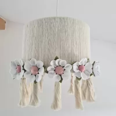 Candeeiro de teto creme com flores decorativas e franjas penduradas