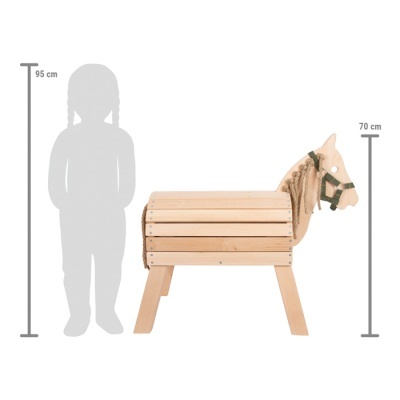 Cavalo de madeira natural com crina texturizada ao lado da silhueta de uma criança para escala.