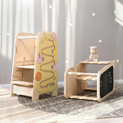 Conjunto de cadeira e mesa infantil em madeira com painel amarelo e peluche em cima da mesa