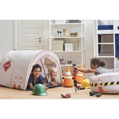 Tenda de brincar temática de estrada com capacetes, cones de trânsito e ferramentas de brinquedo