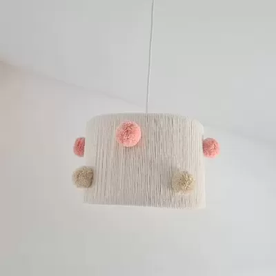 Candeeiro de tecto com abajur branco e pompons coloridos