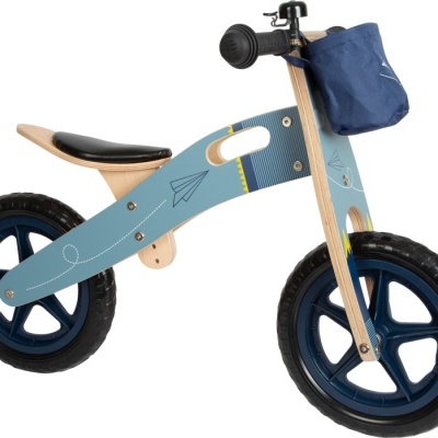 Bicicleta de equilíbrio infantil em madeira azul e clara com rodas pretas e bolsa azul no guiador