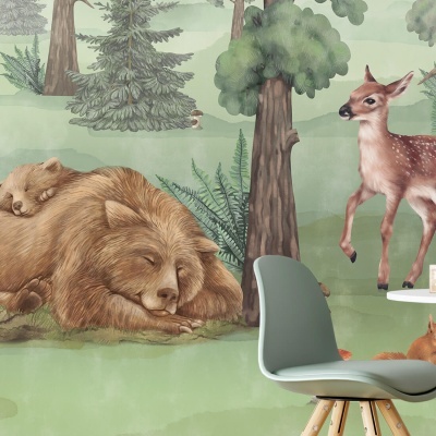 Papel de parede infantil com ursos e veados numa floresta, cadeira cinzenta com pernas de madeira